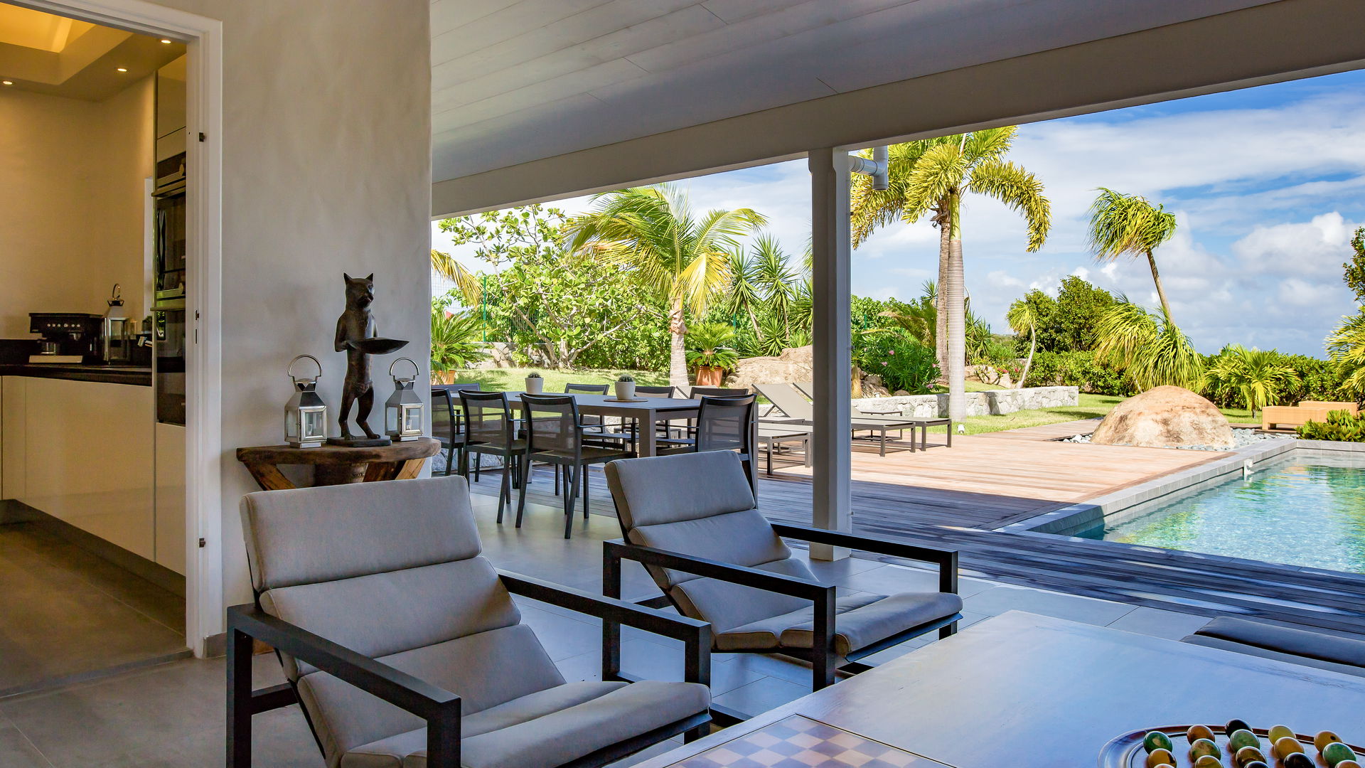 OUTDOOR LOUNGE AREA