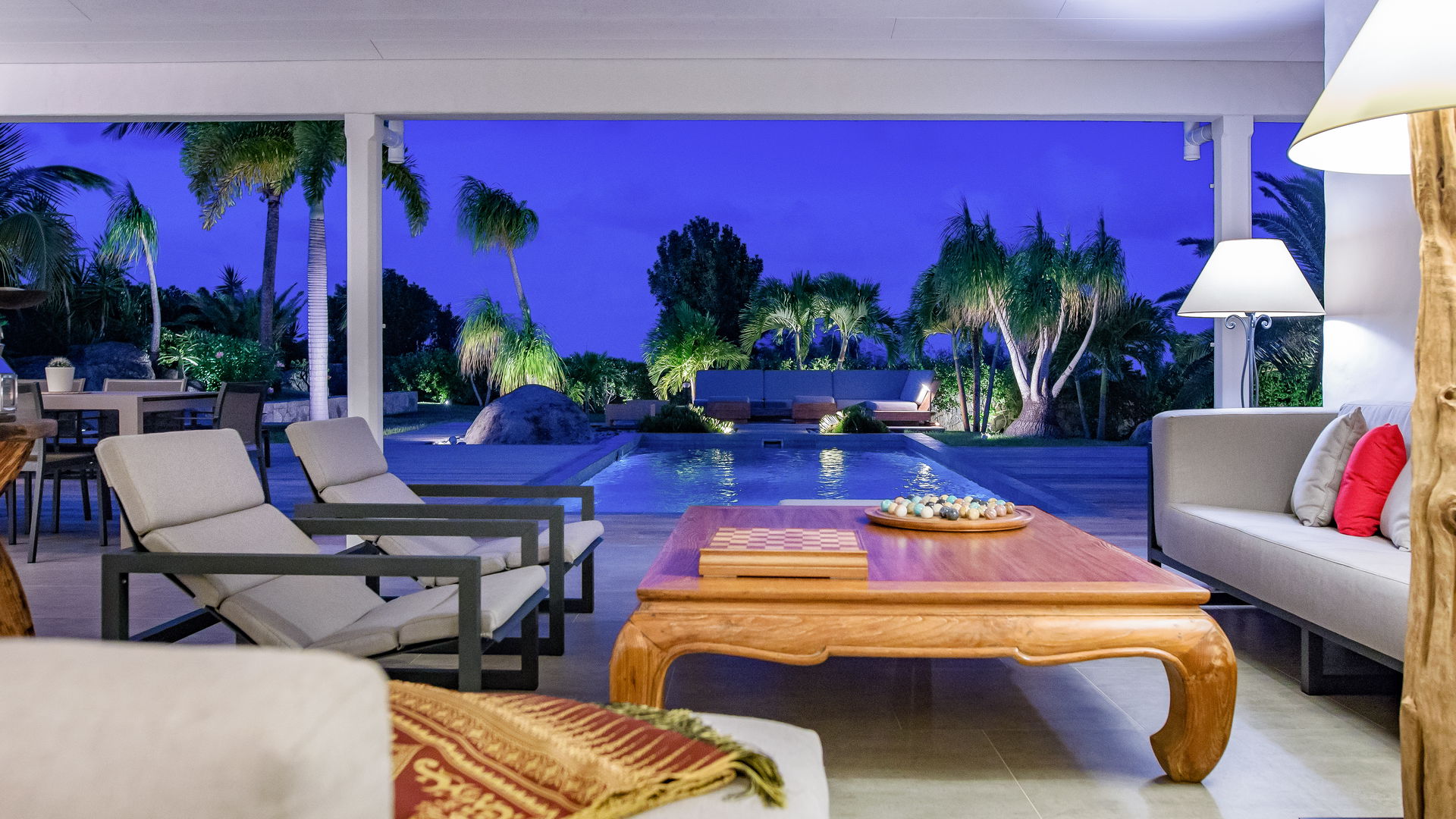 OUTDOOR LOUNGE AREA