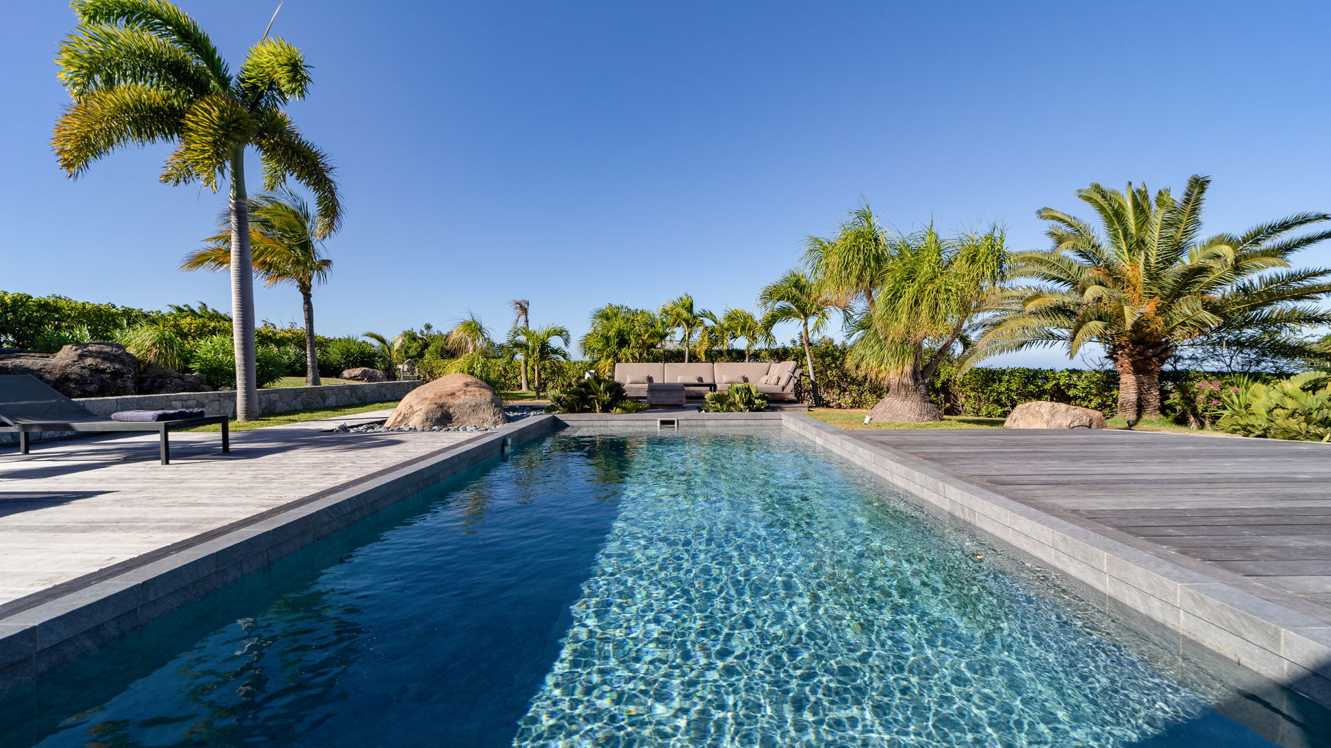 POOL & TERRACE