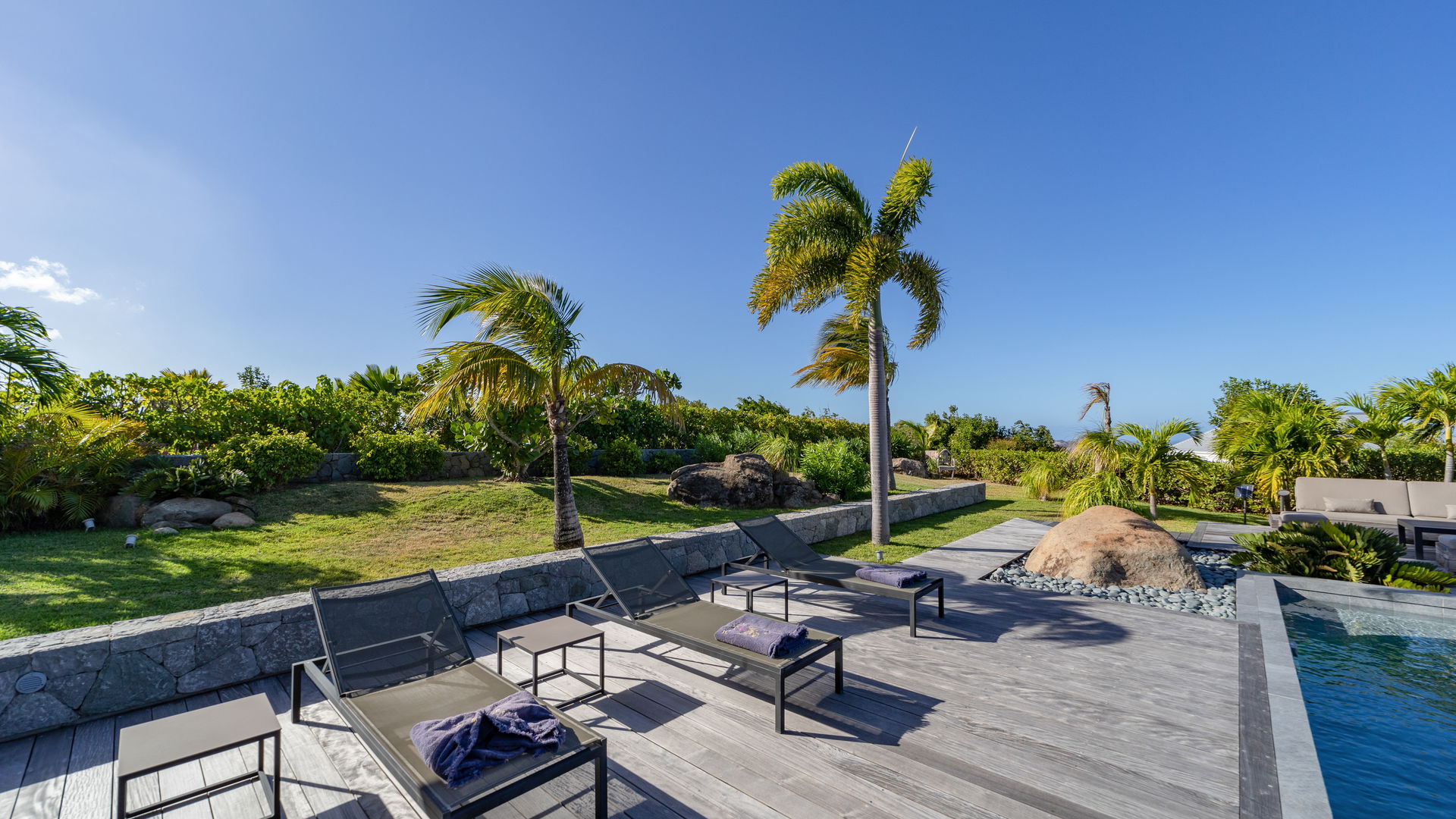 POOL & TERRACE
