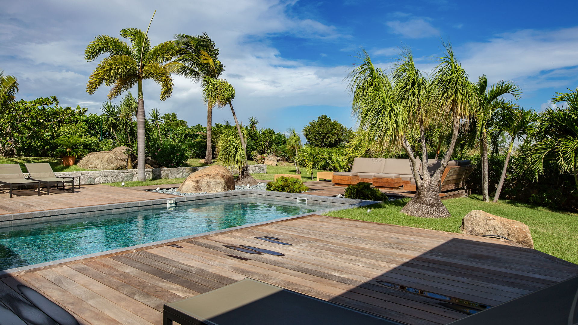 POOL & TERRACE