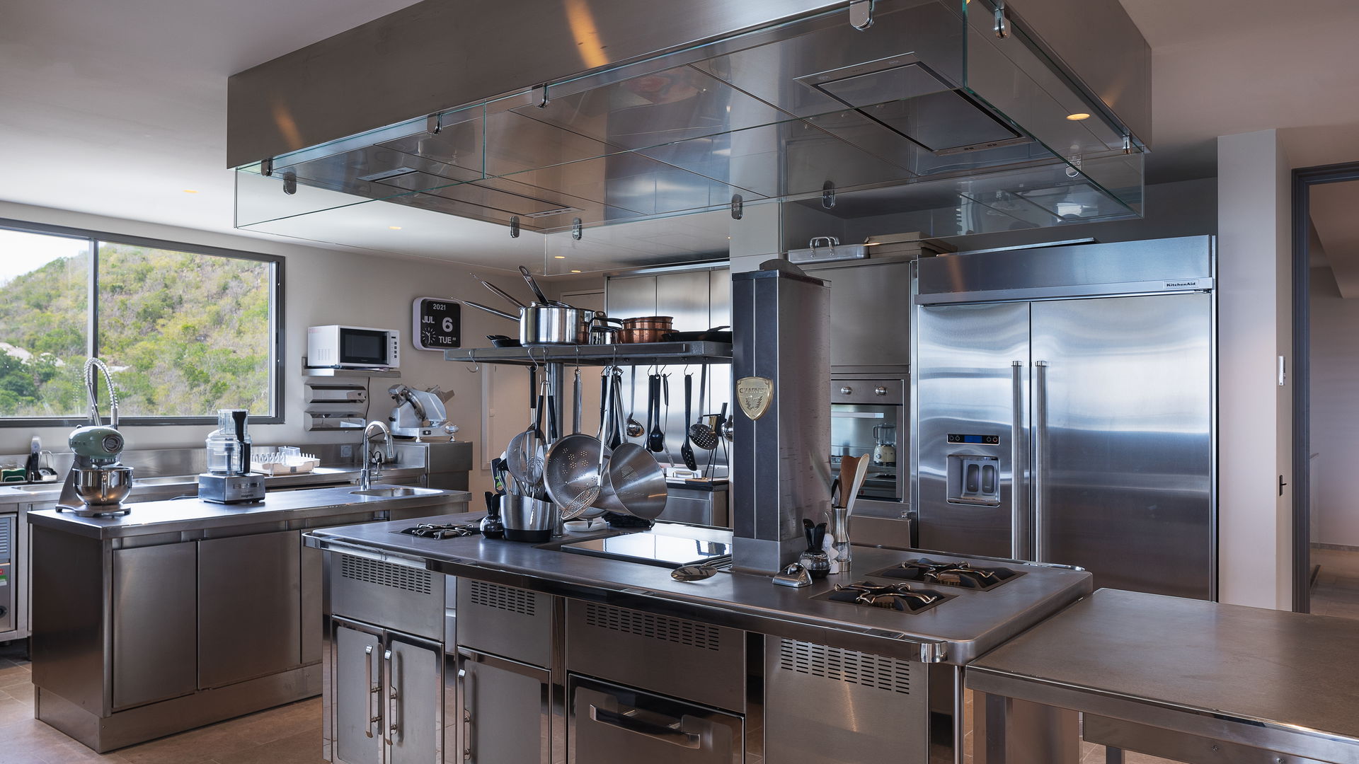 KITCHEN & DINING AREA