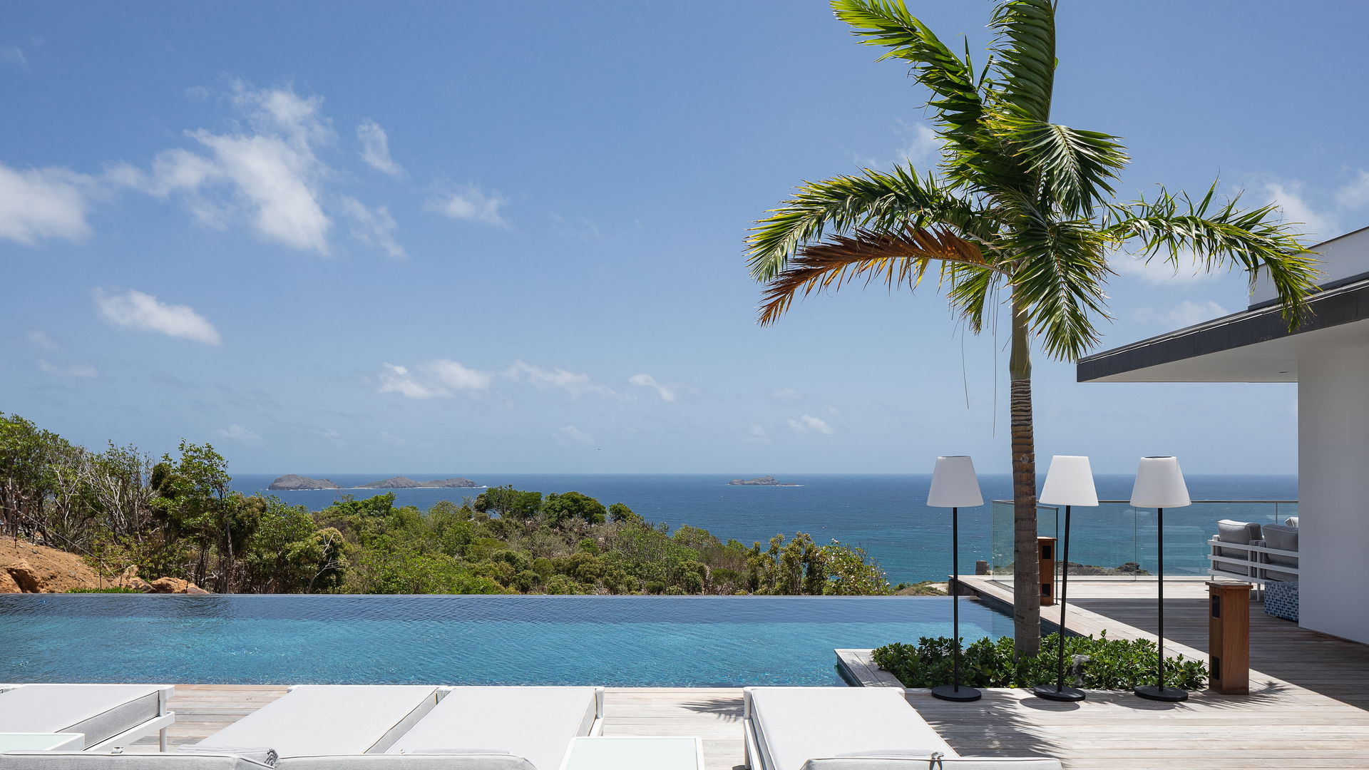 POOL & TERRACE