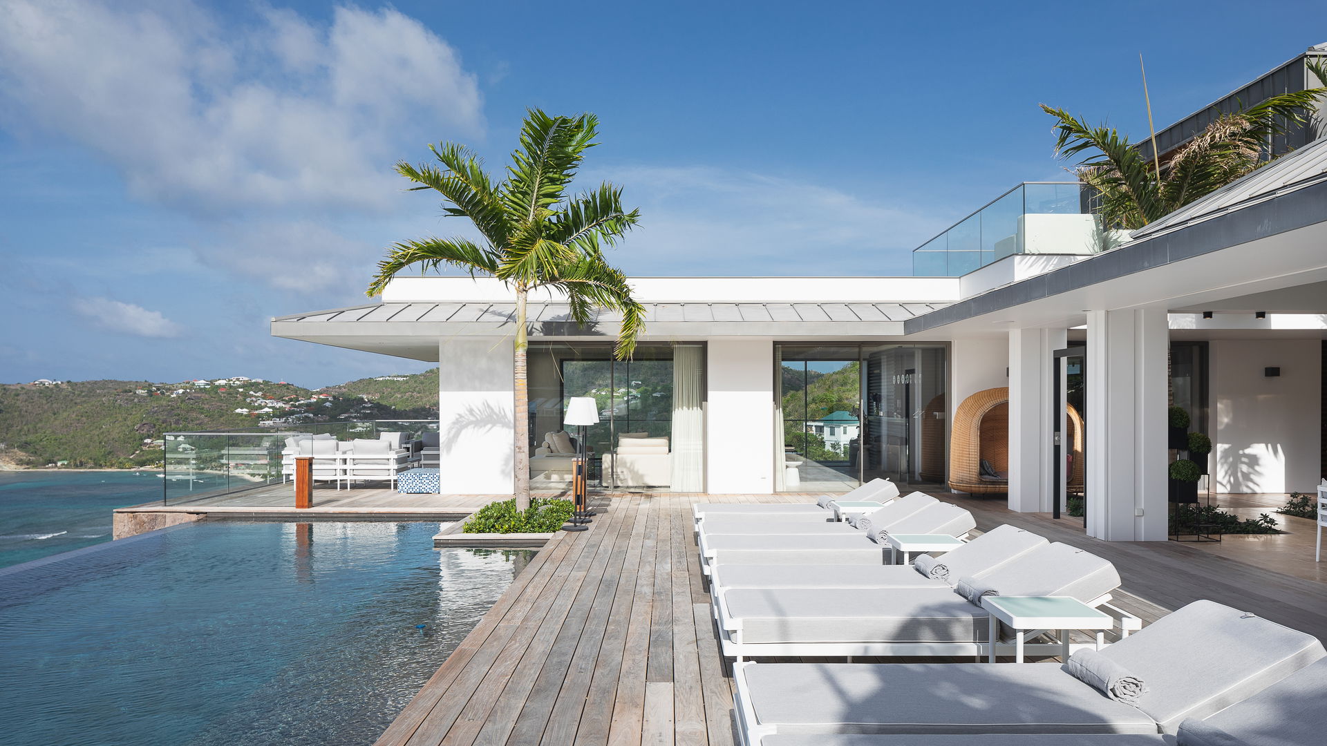 POOL & TERRACE