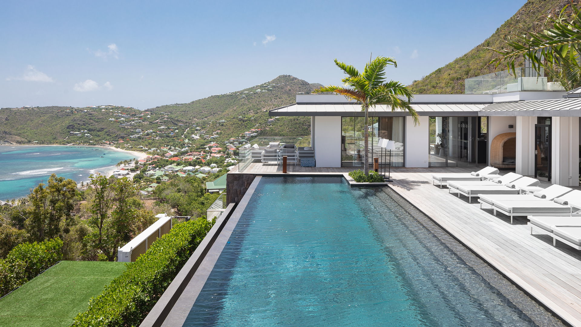 POOL & TERRACE