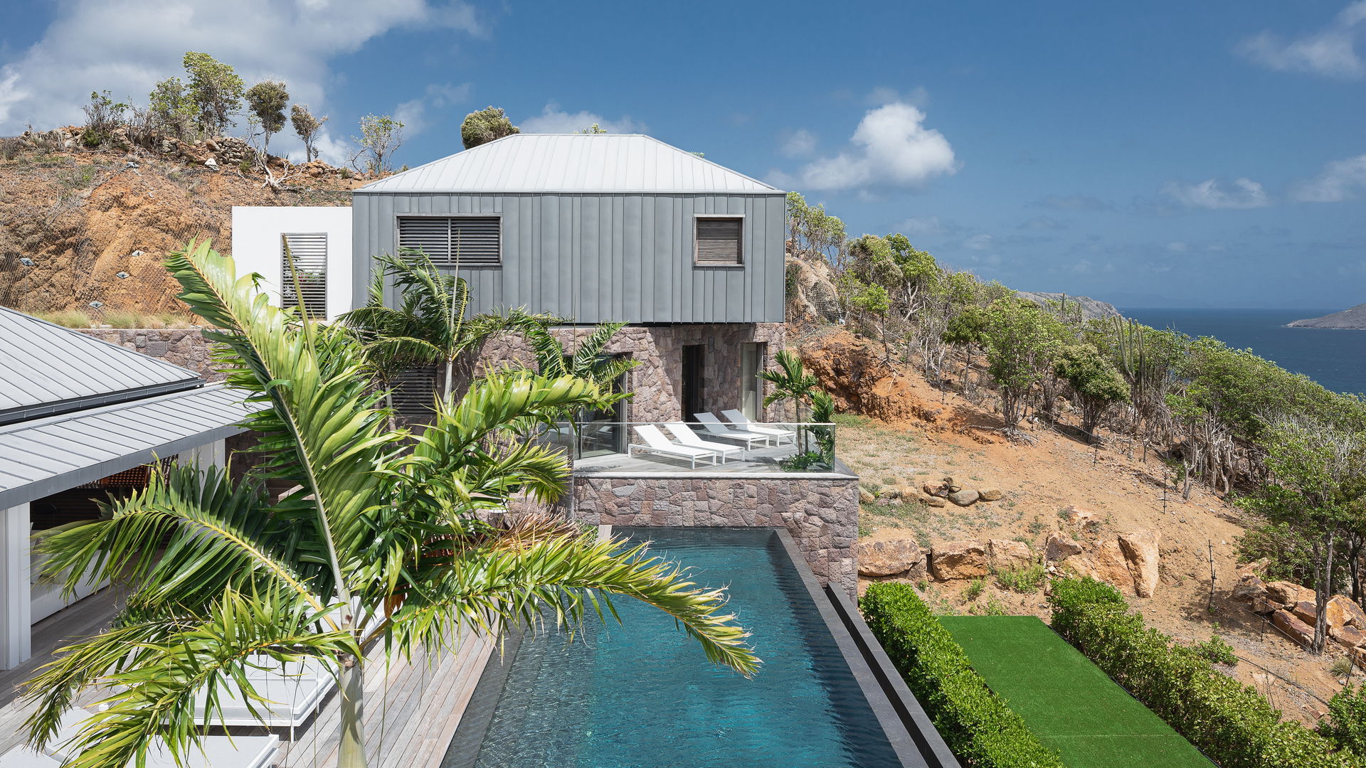 POOL & TERRACE