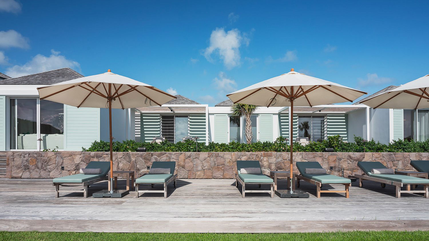 POOL & TERRACE