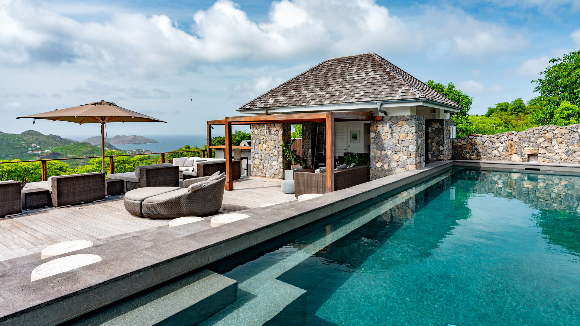 POOL & TERRACE