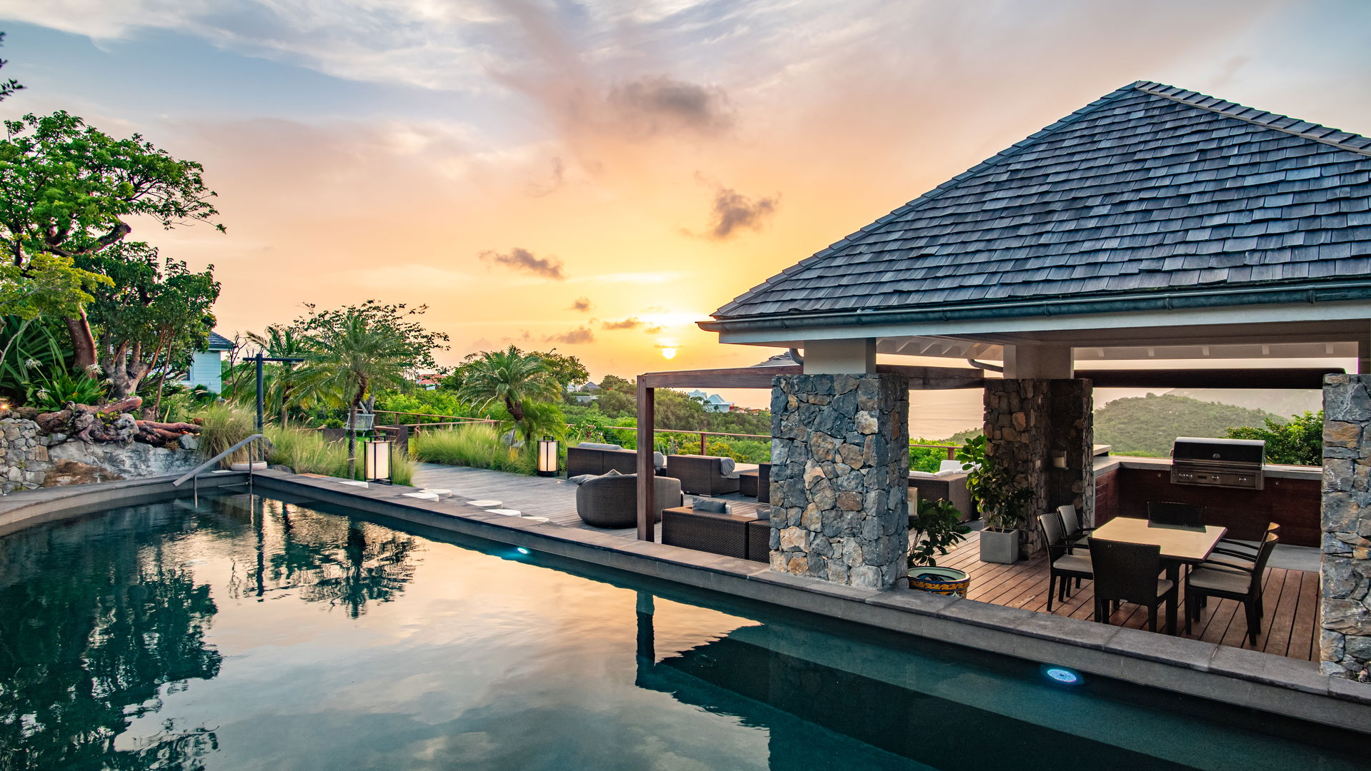 POOL & TERRACE