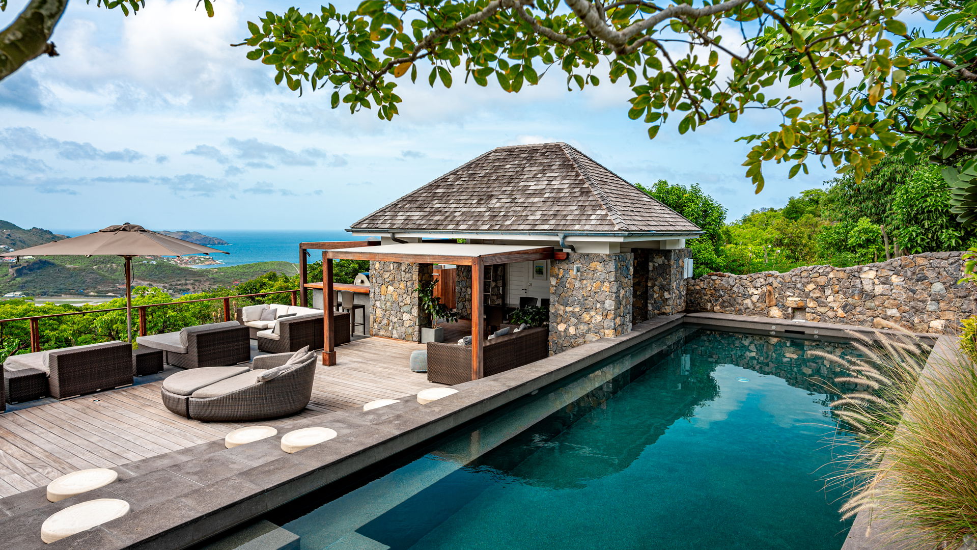 POOL & TERRACE