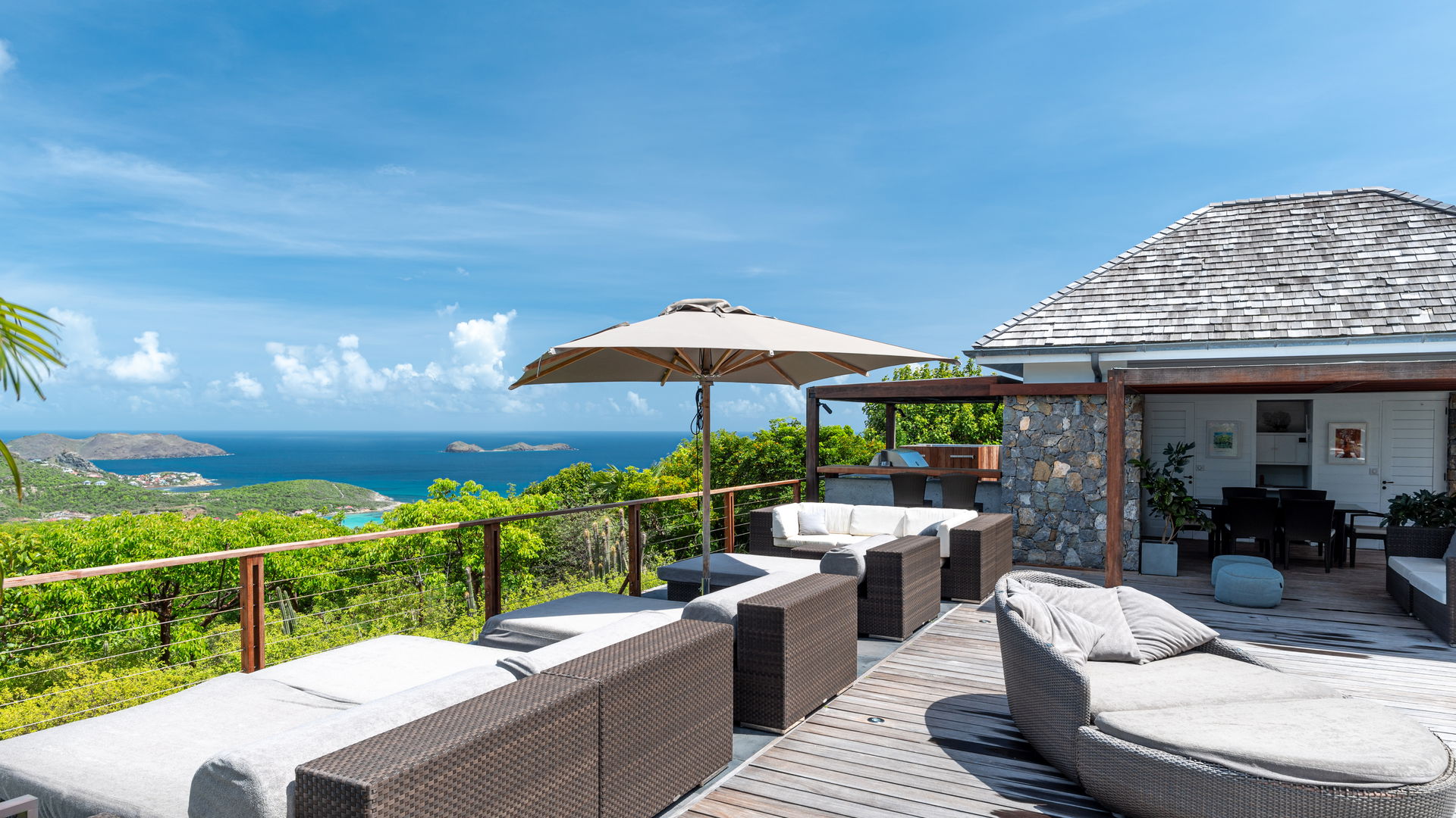 POOL & TERRACE