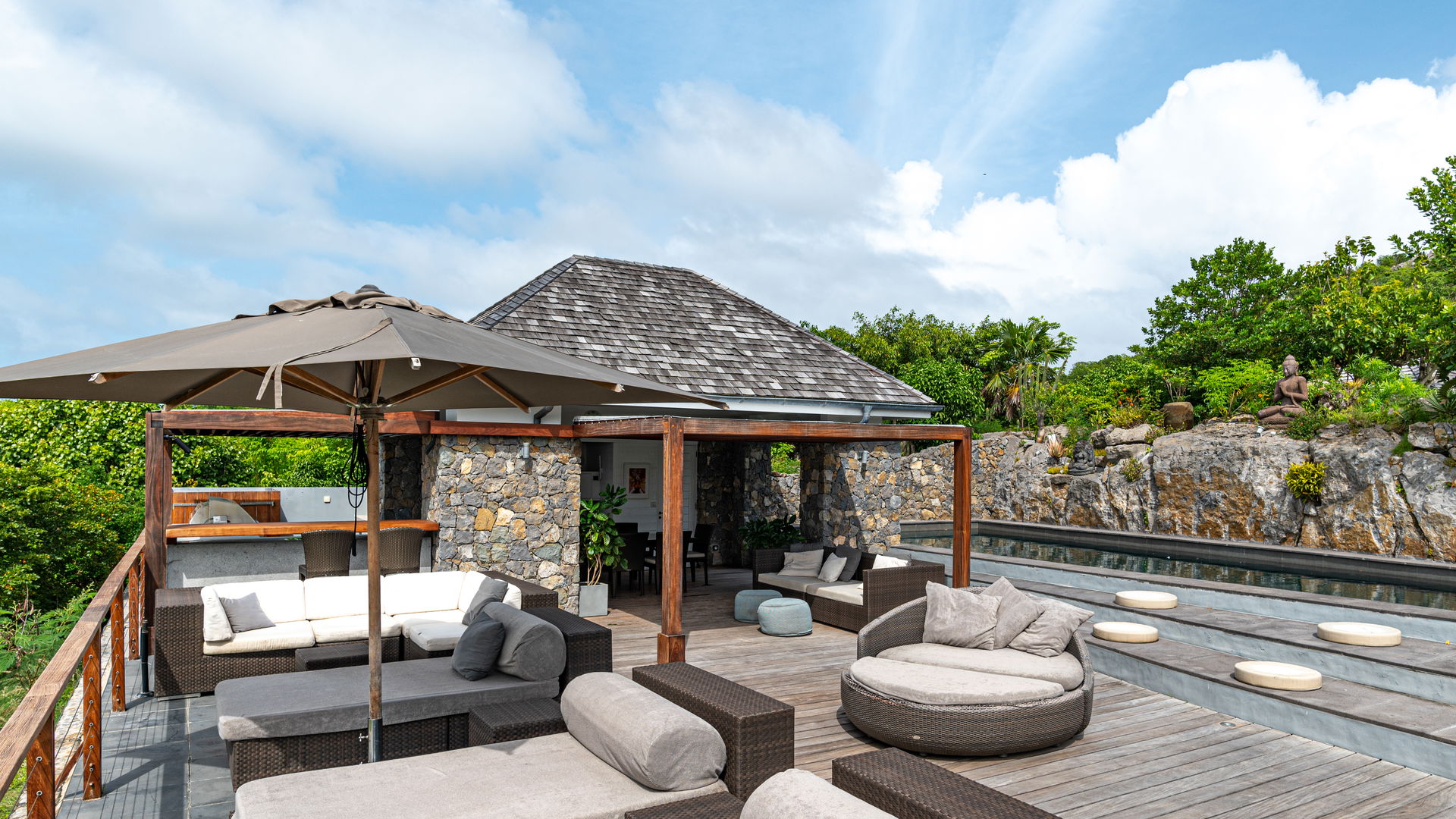 POOL & TERRACE