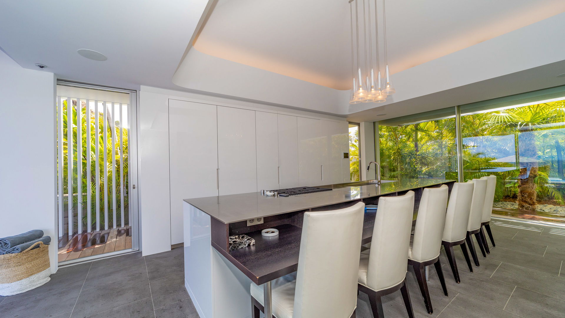 KITCHEN & DINING AREA