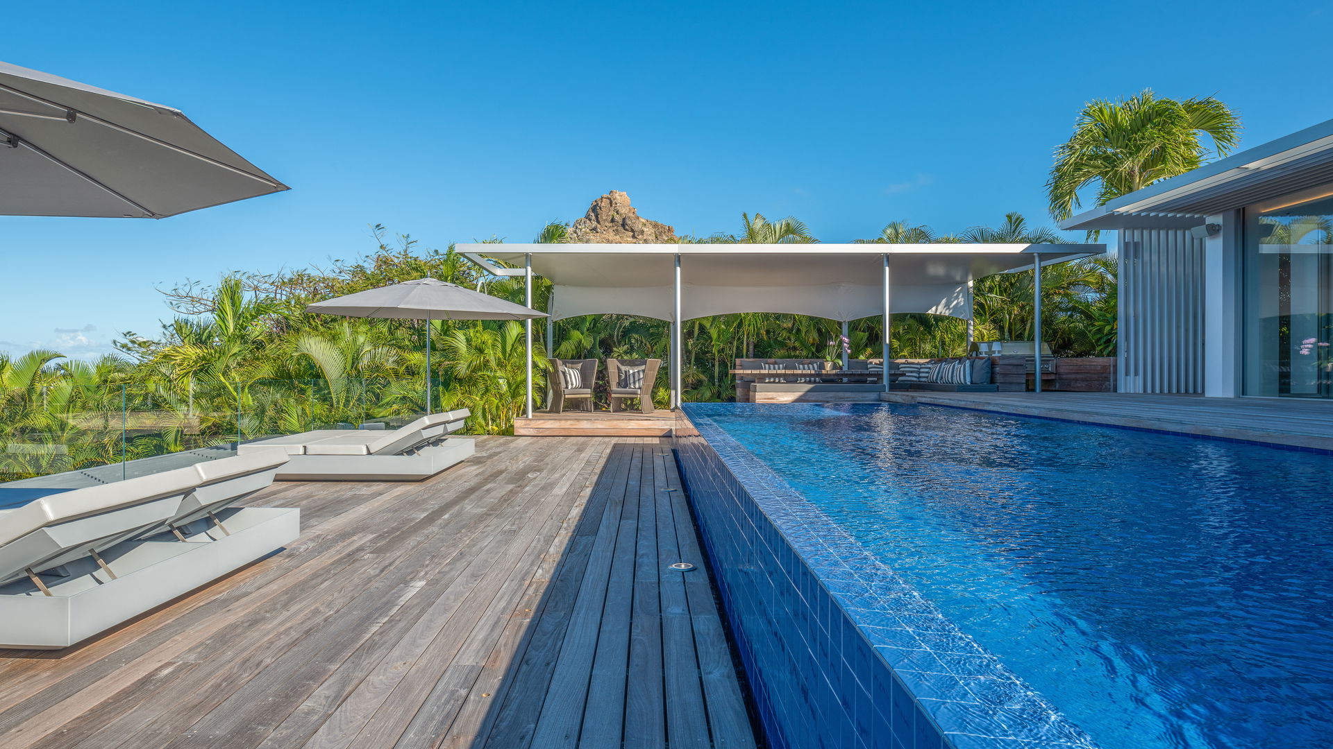 POOL & TERRACE