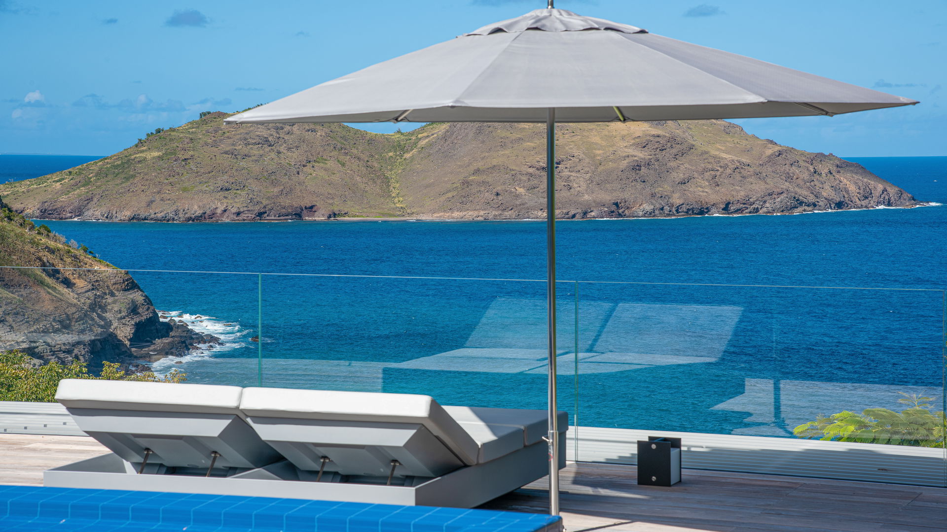 POOL & TERRACE