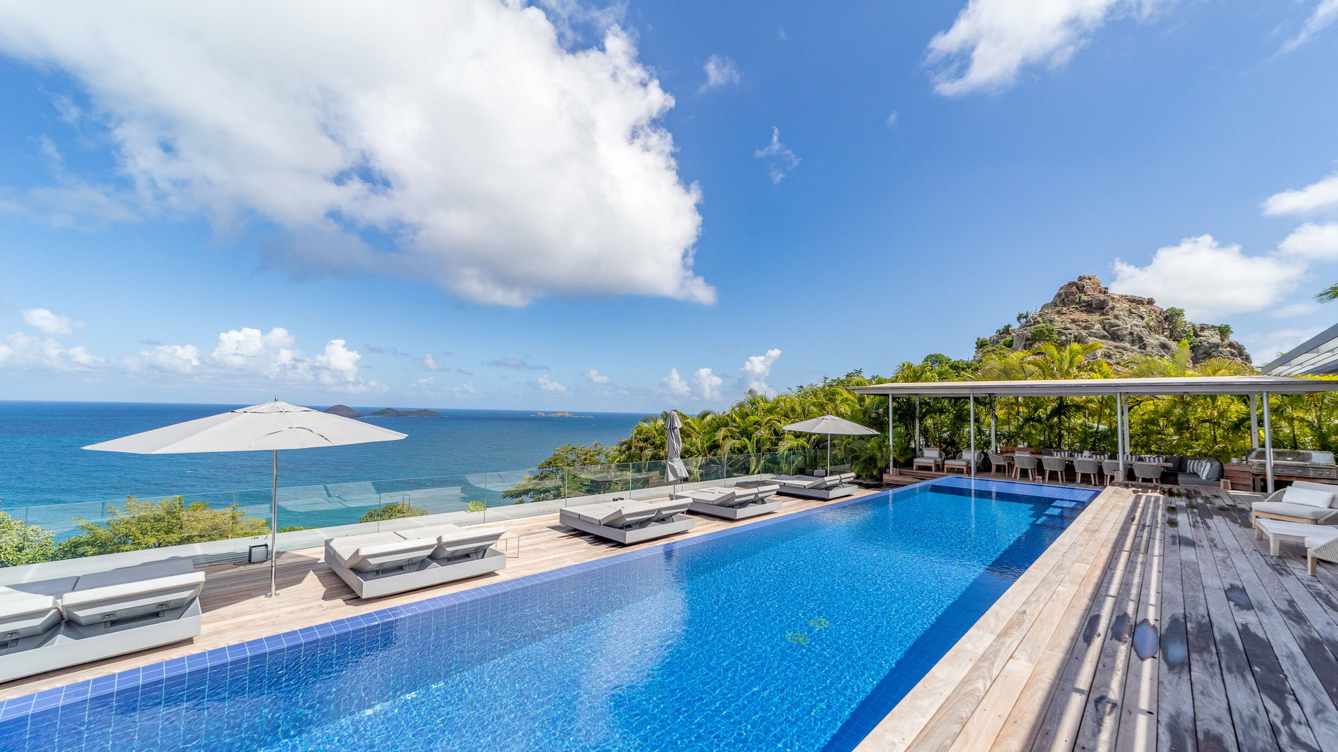 POOL & TERRACE
