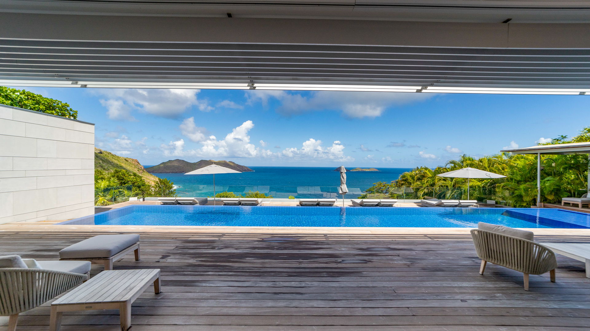 POOL & TERRACE