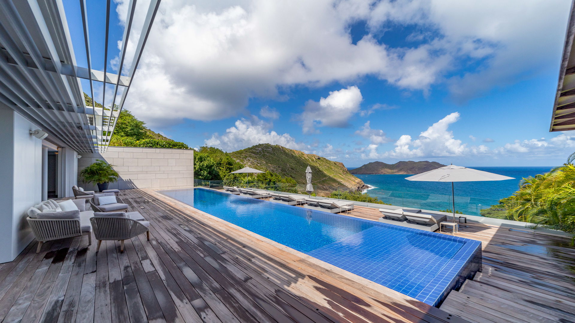 POOL & TERRACE