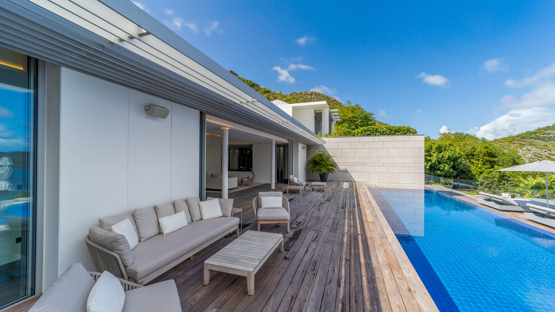 POOL & TERRACE