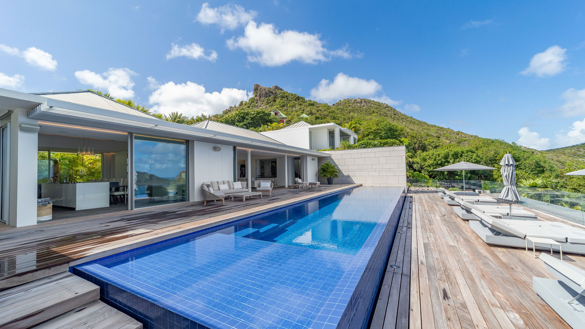 POOL & TERRACE