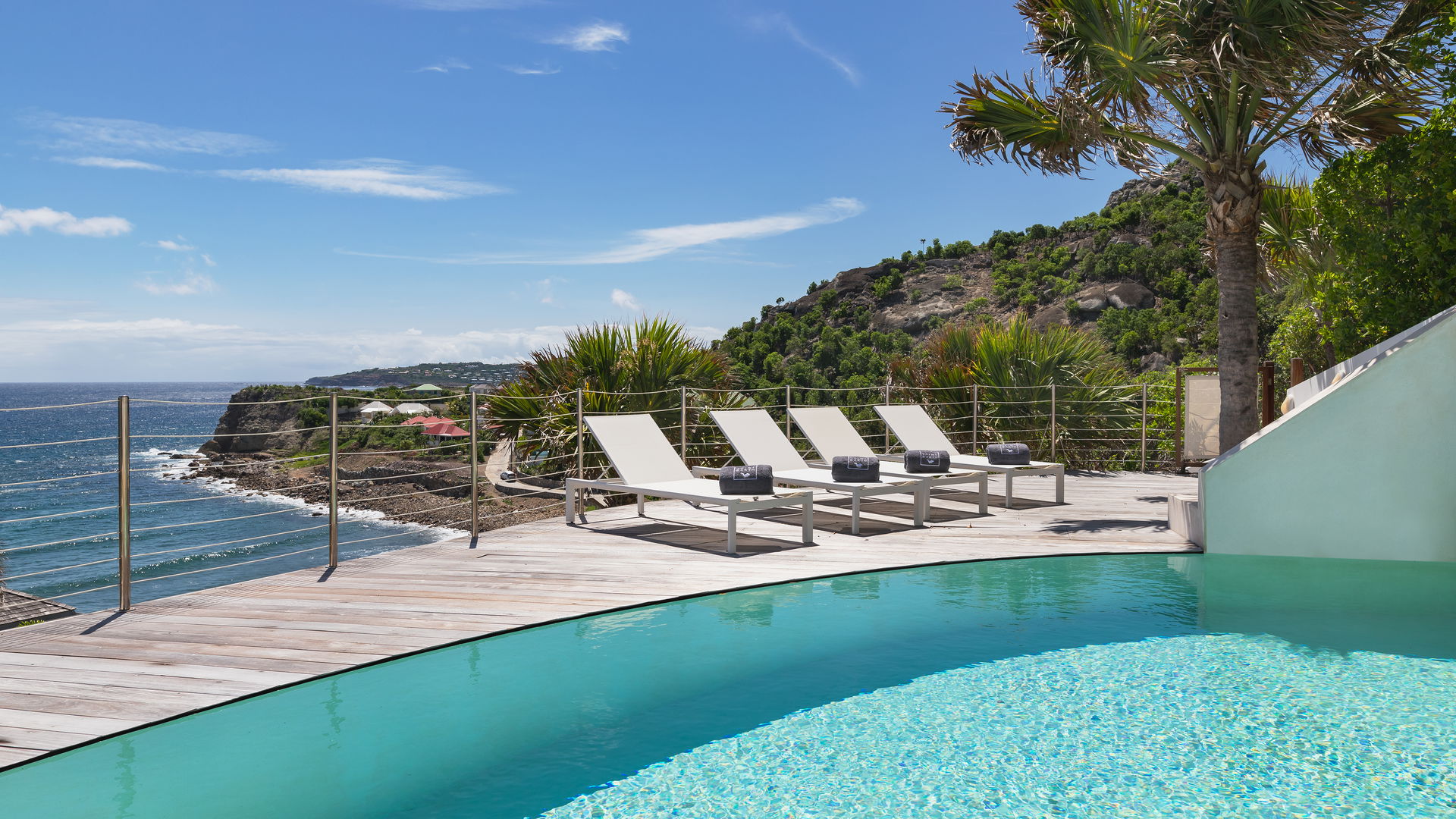POOL & TERRACE