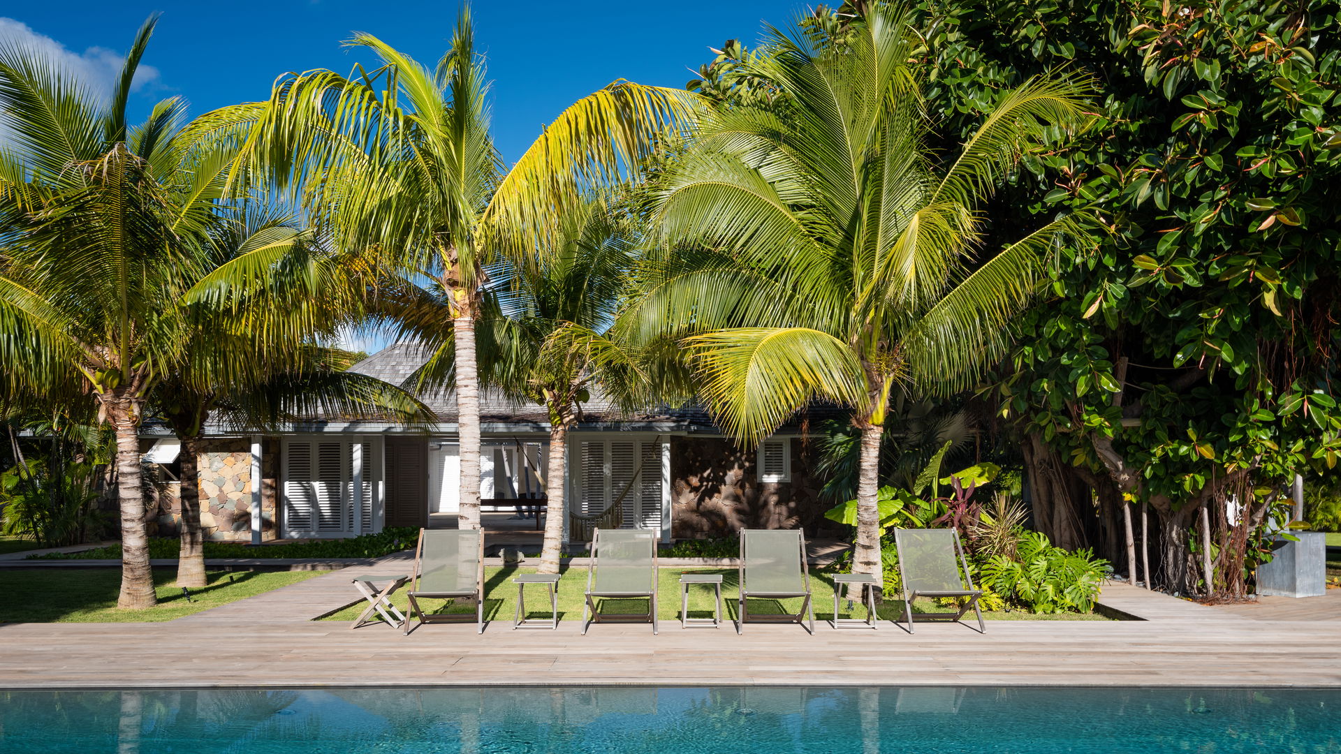 POOL & TERRACE