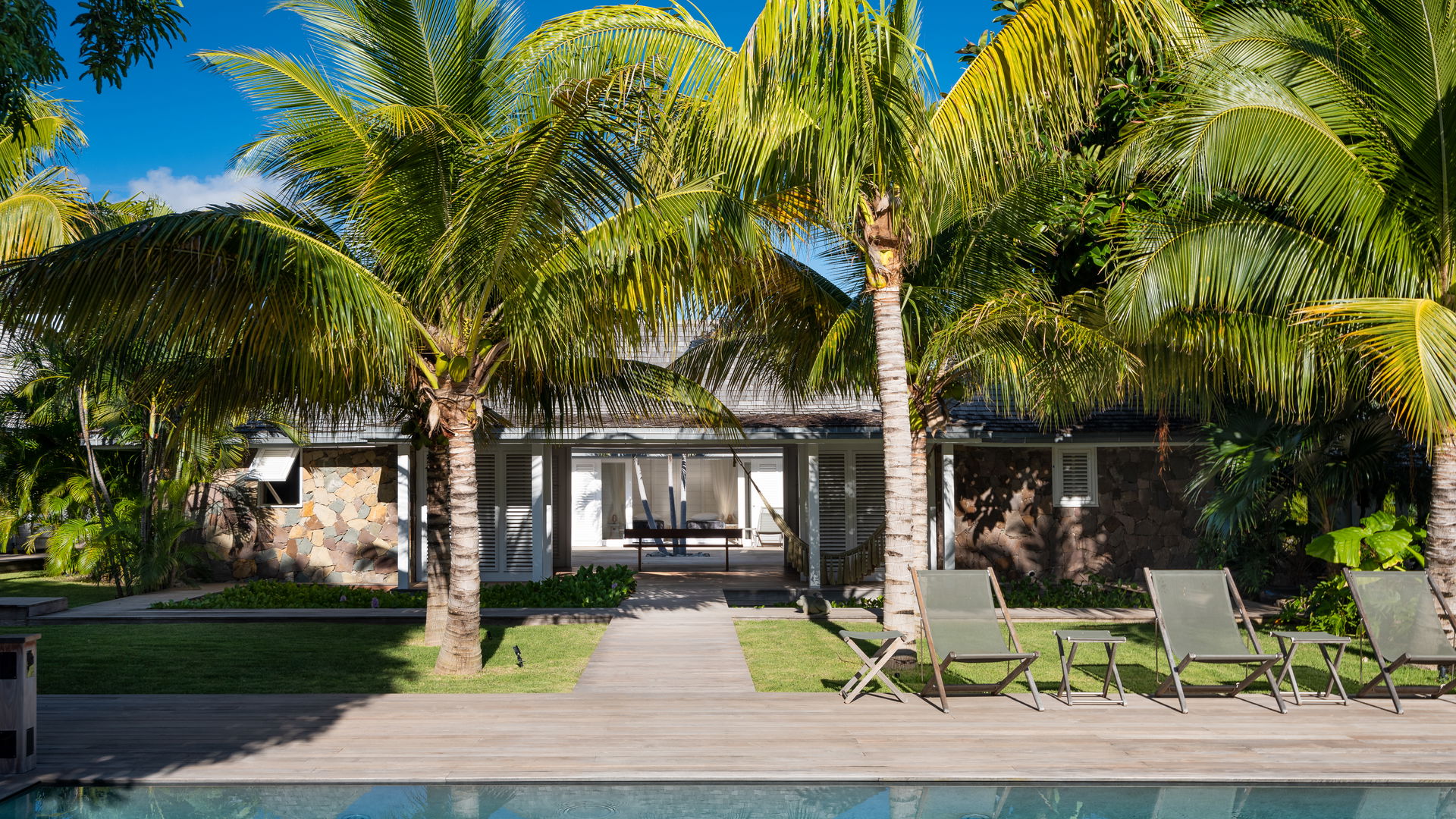 POOL & TERRACE