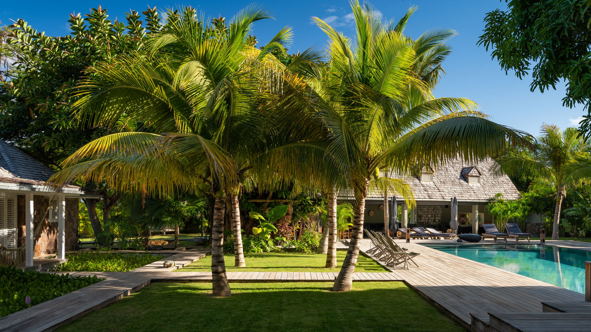 POOL & TERRACE