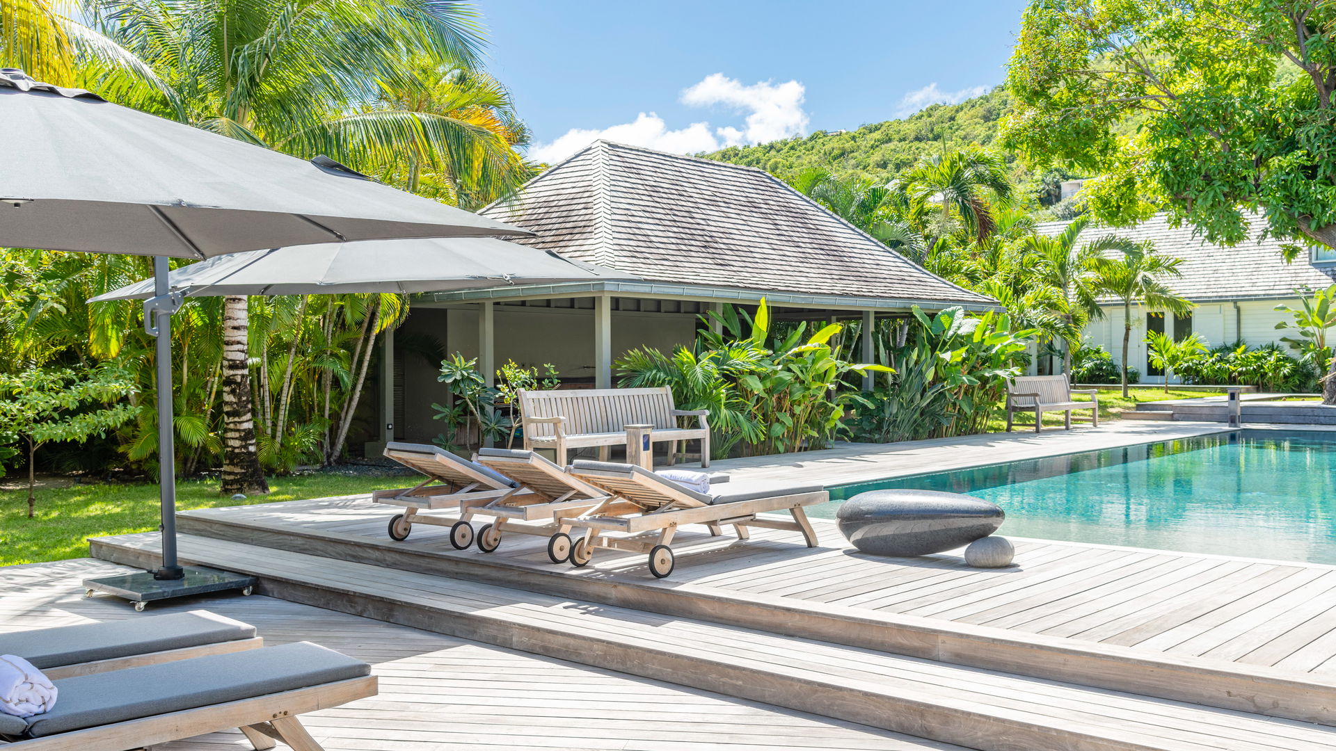 POOL & TERRACE