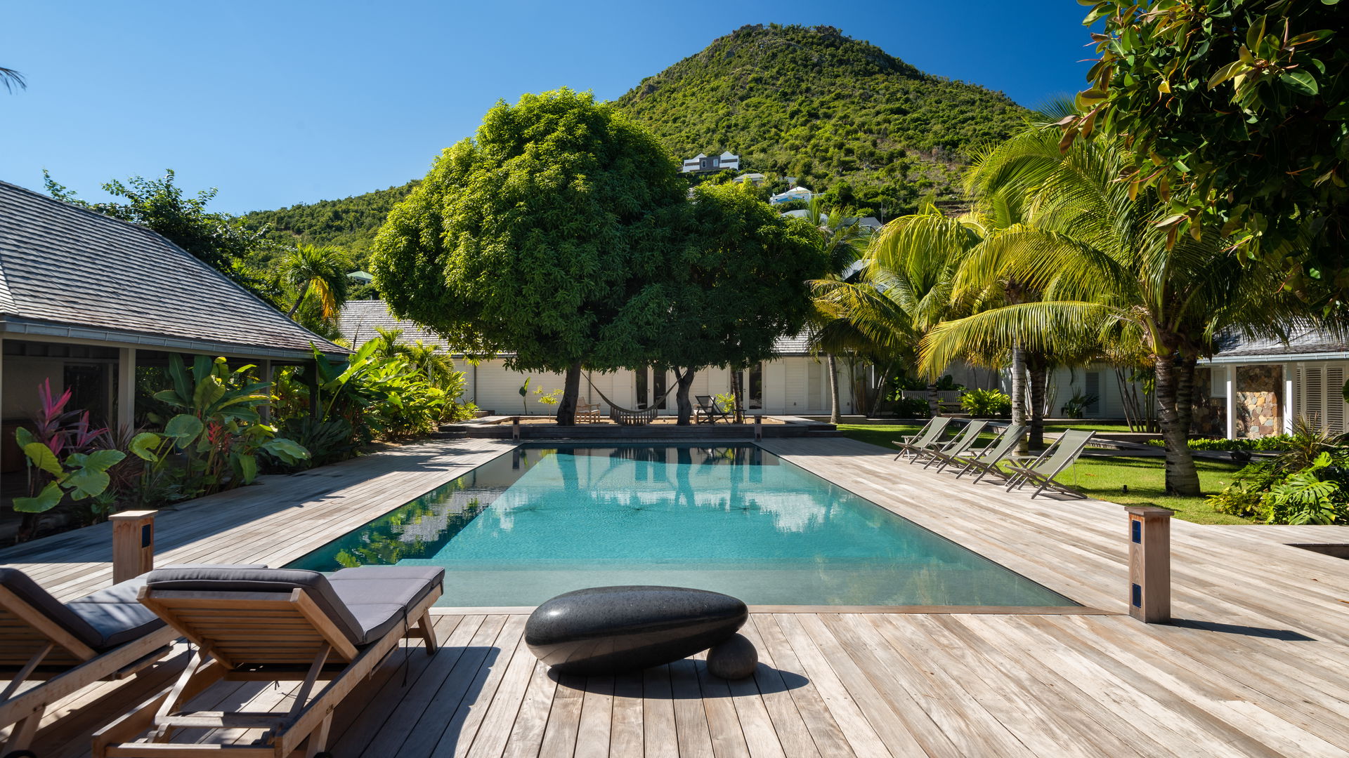 POOL & TERRACE