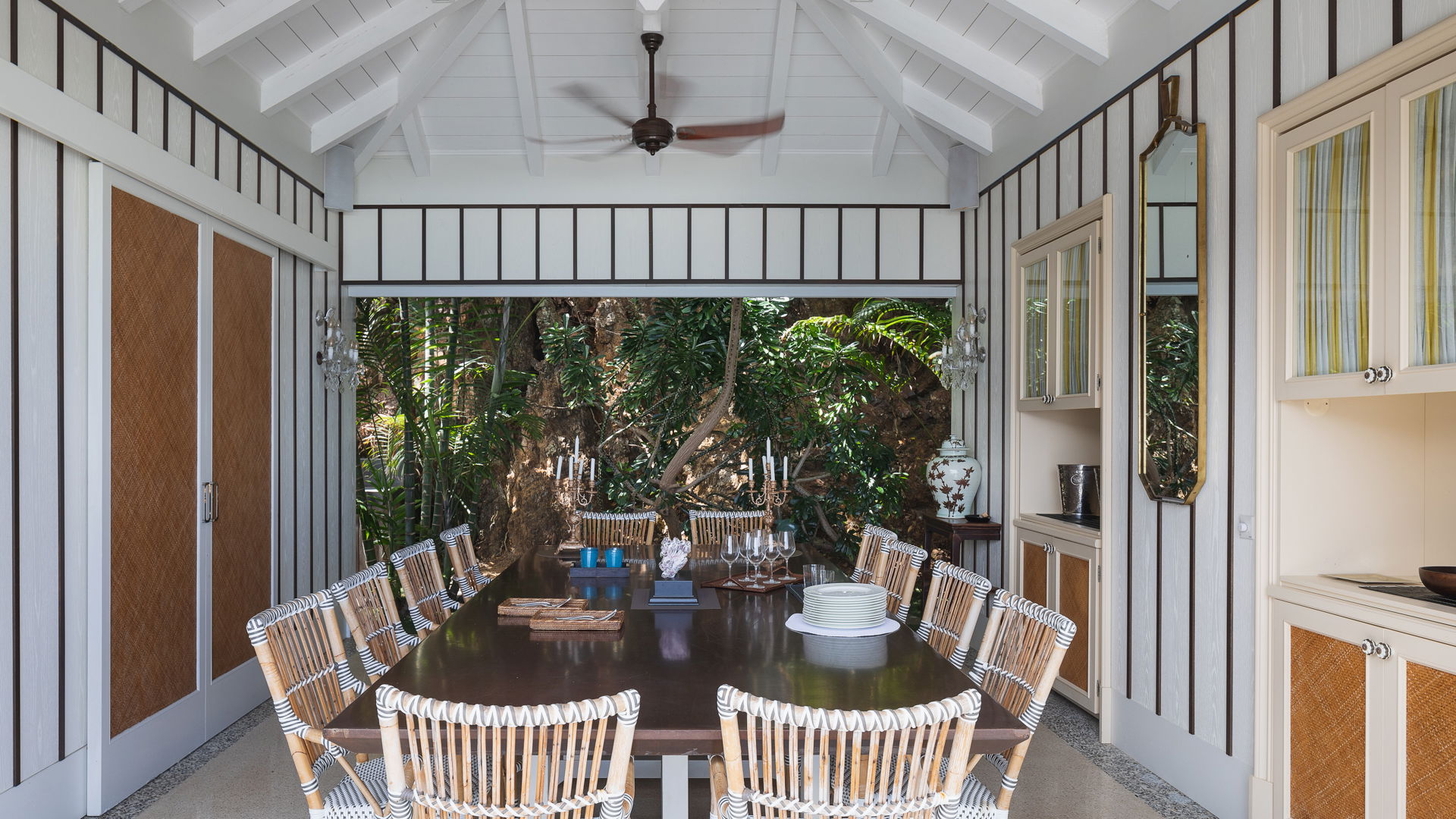 KITCHEN & DINING AREA