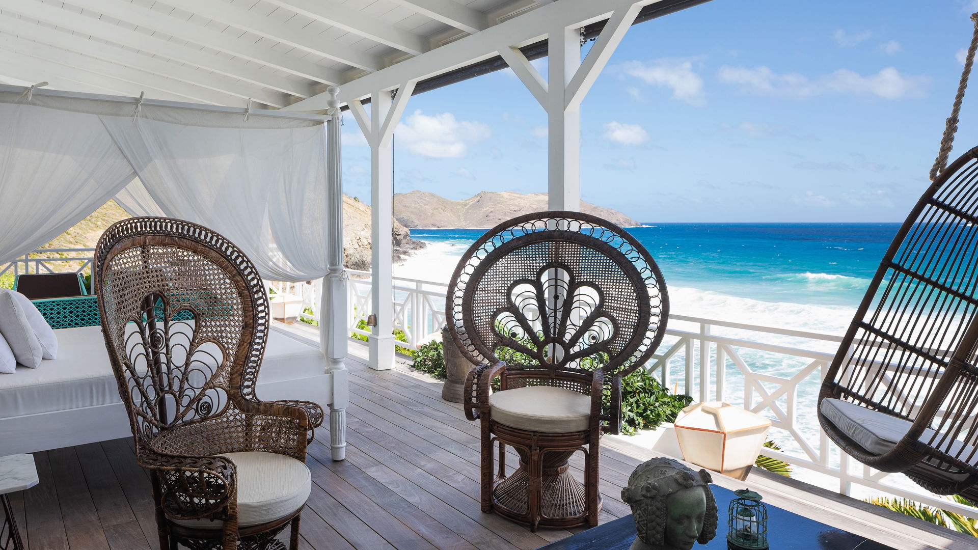 OUTDOOR LOUNGE AREA