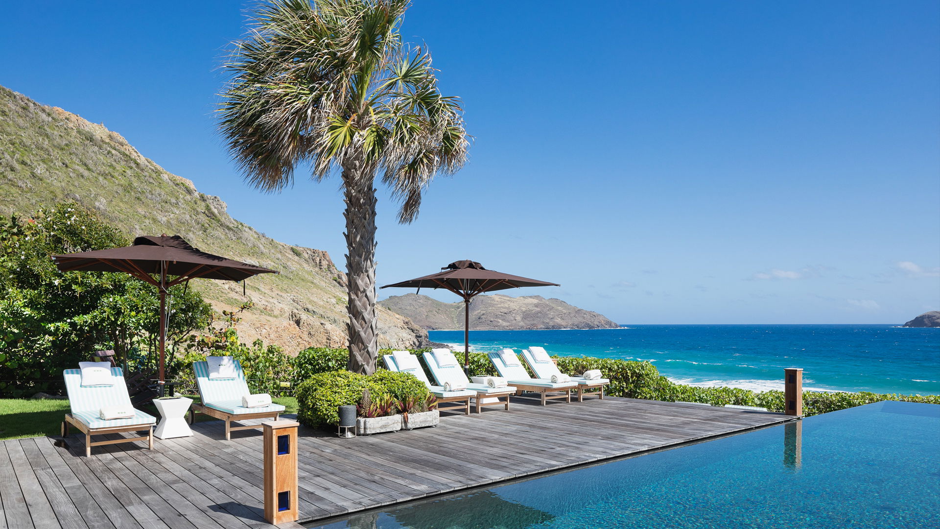 POOL & TERRACE