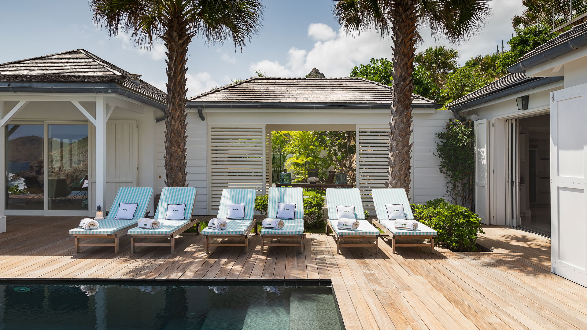 POOL & TERRACE