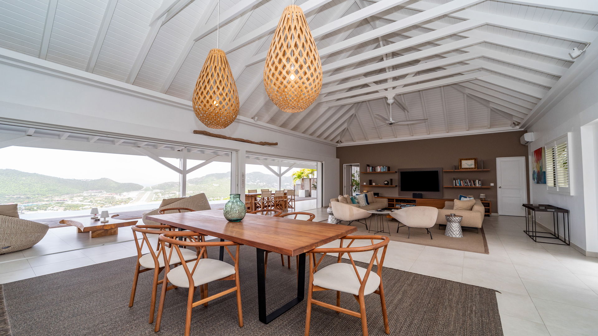 KITCHEN & DINING AREA