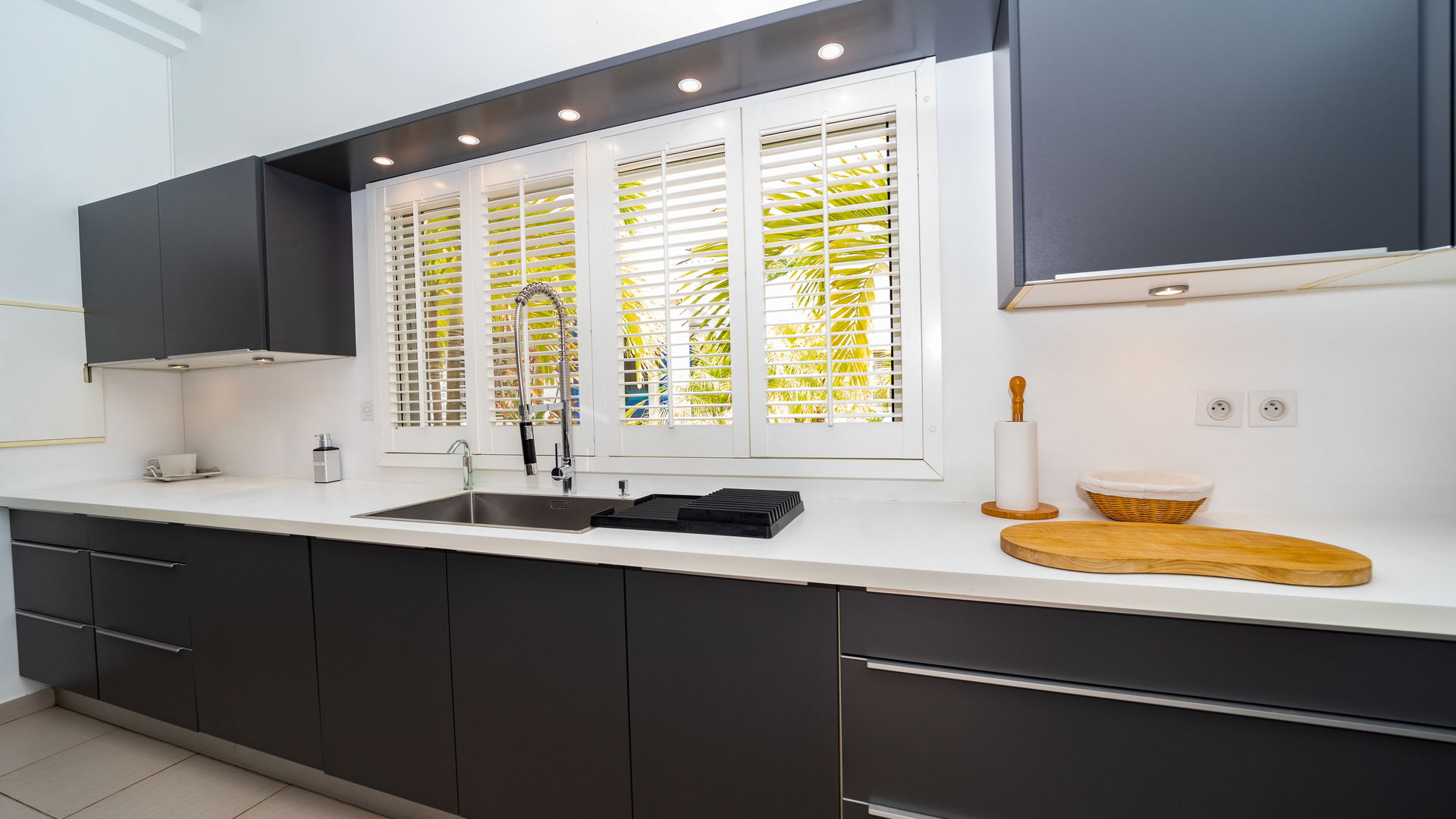 KITCHEN & DINING AREA