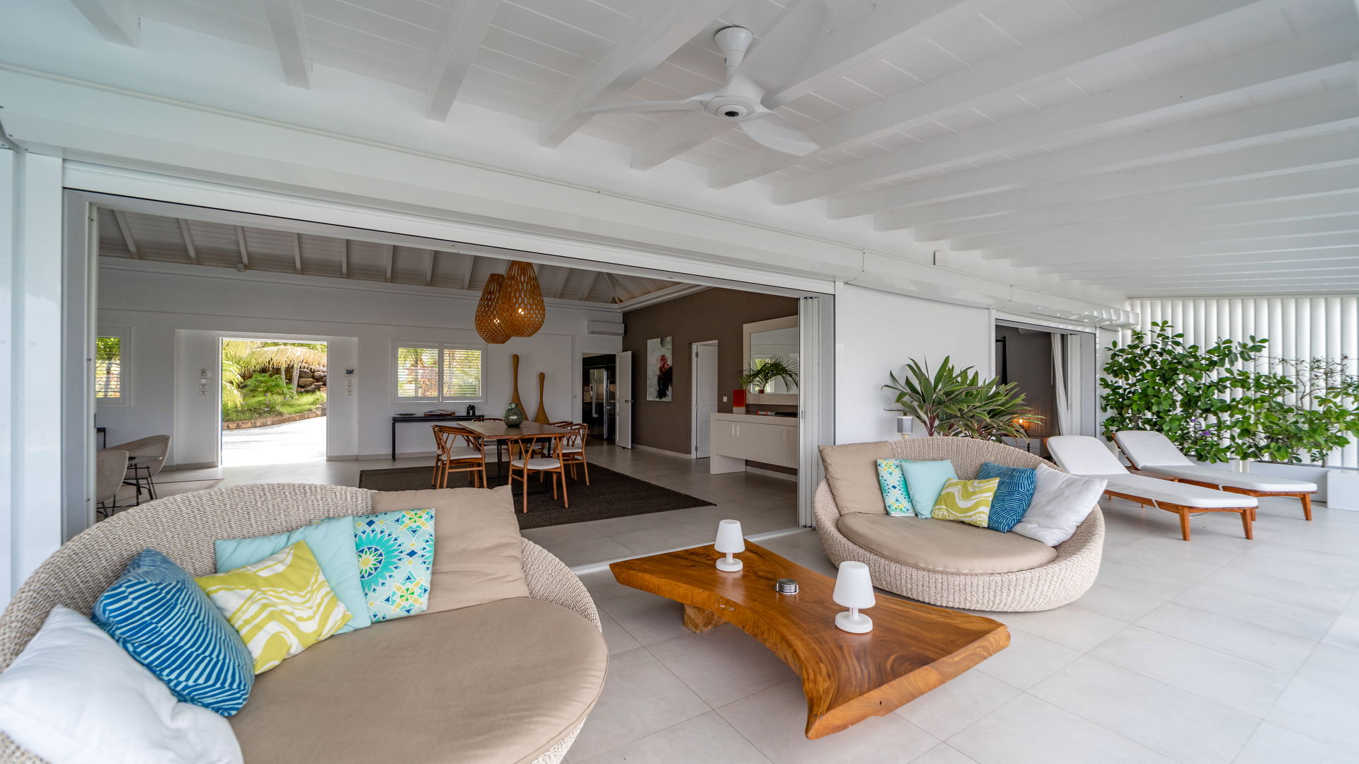 OUTDOOR LOUNGE AREA