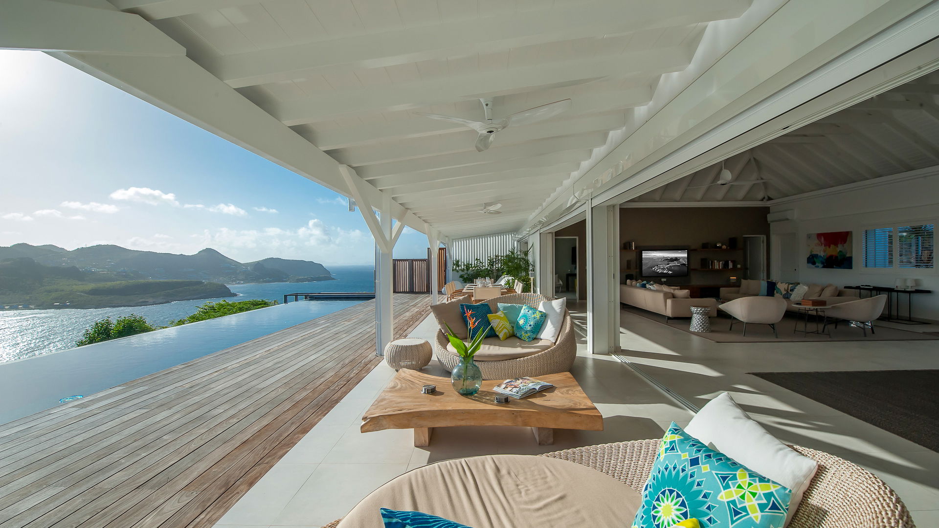 OUTDOOR LOUNGE AREA
