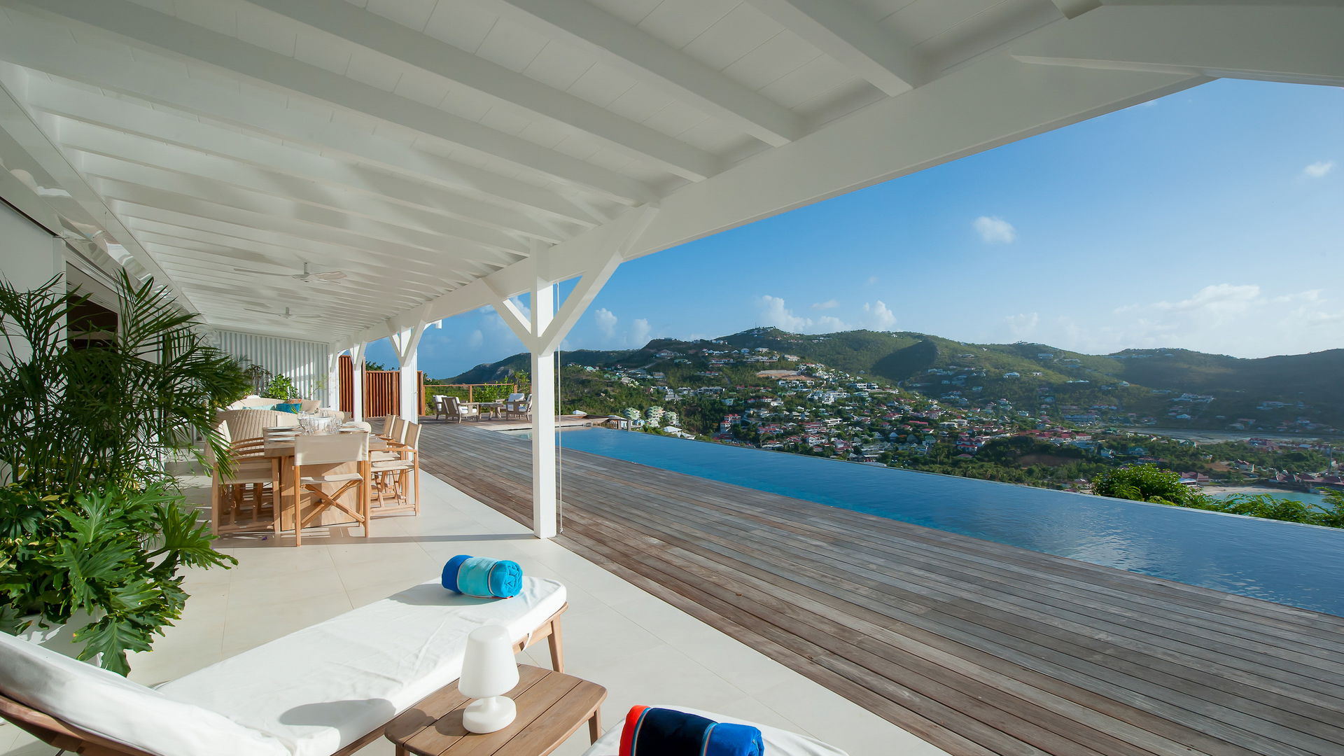 OUTDOOR LOUNGE AREA