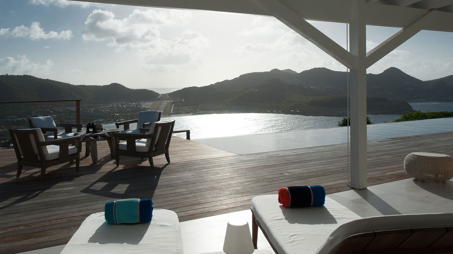 OUTDOOR LOUNGE AREA
