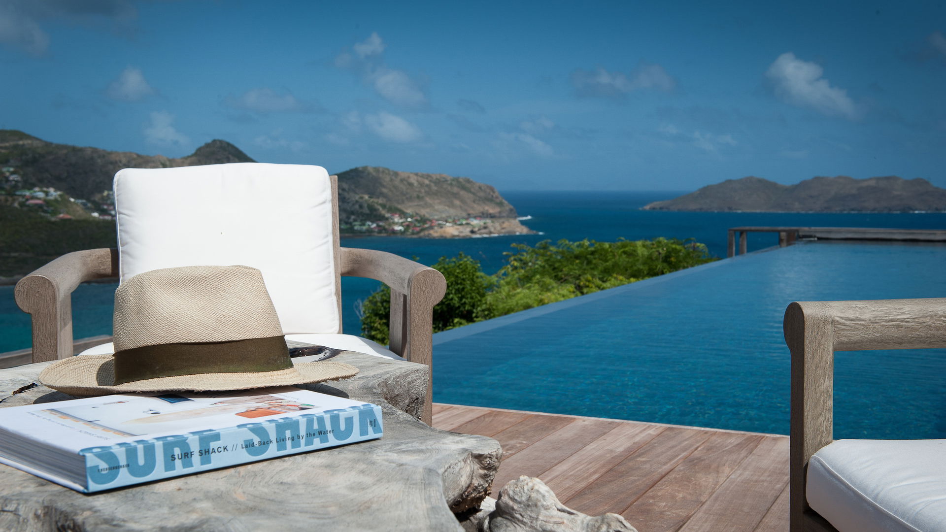 POOL & TERRACE