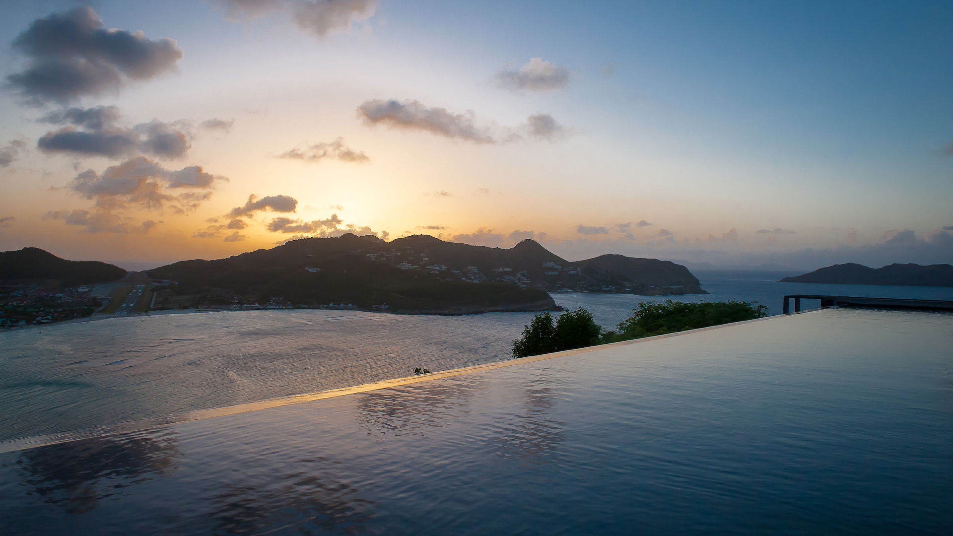 POOL & TERRACE