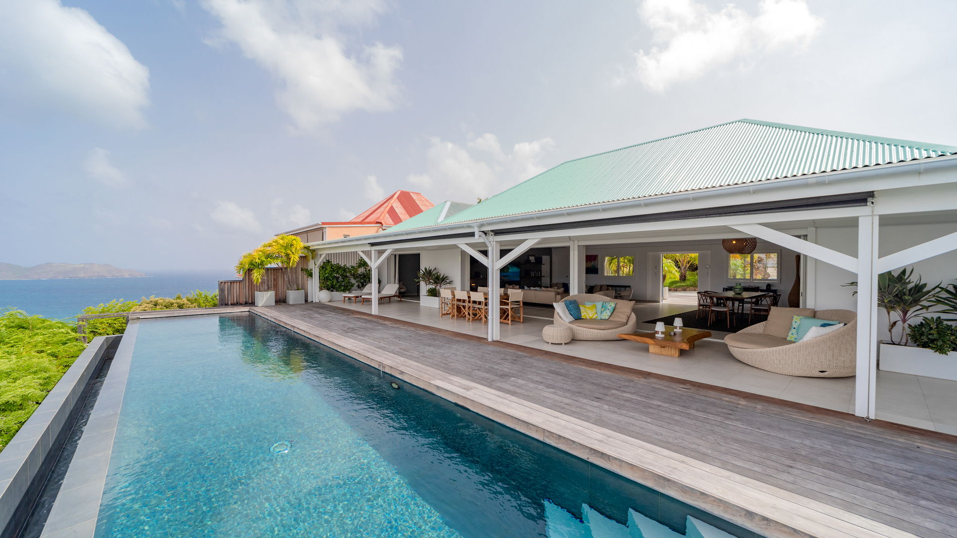 POOL & TERRACE