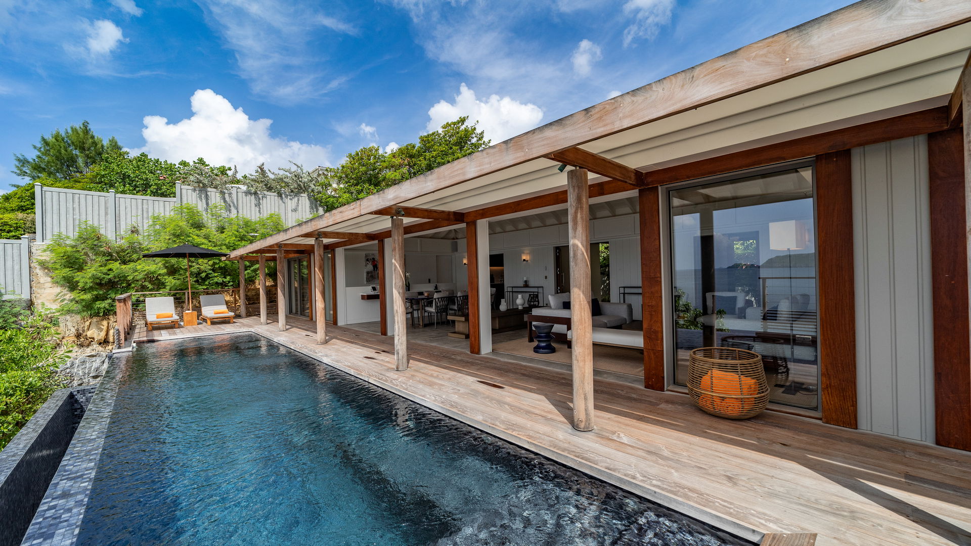 POOL & TERRACE