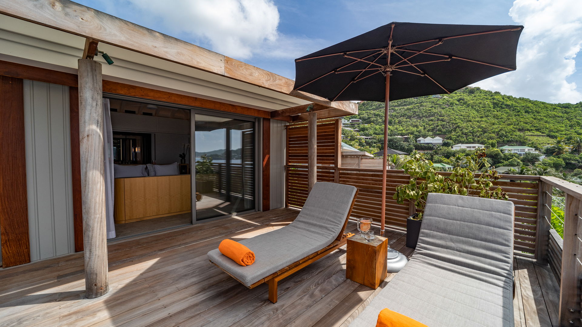 POOL & TERRACE