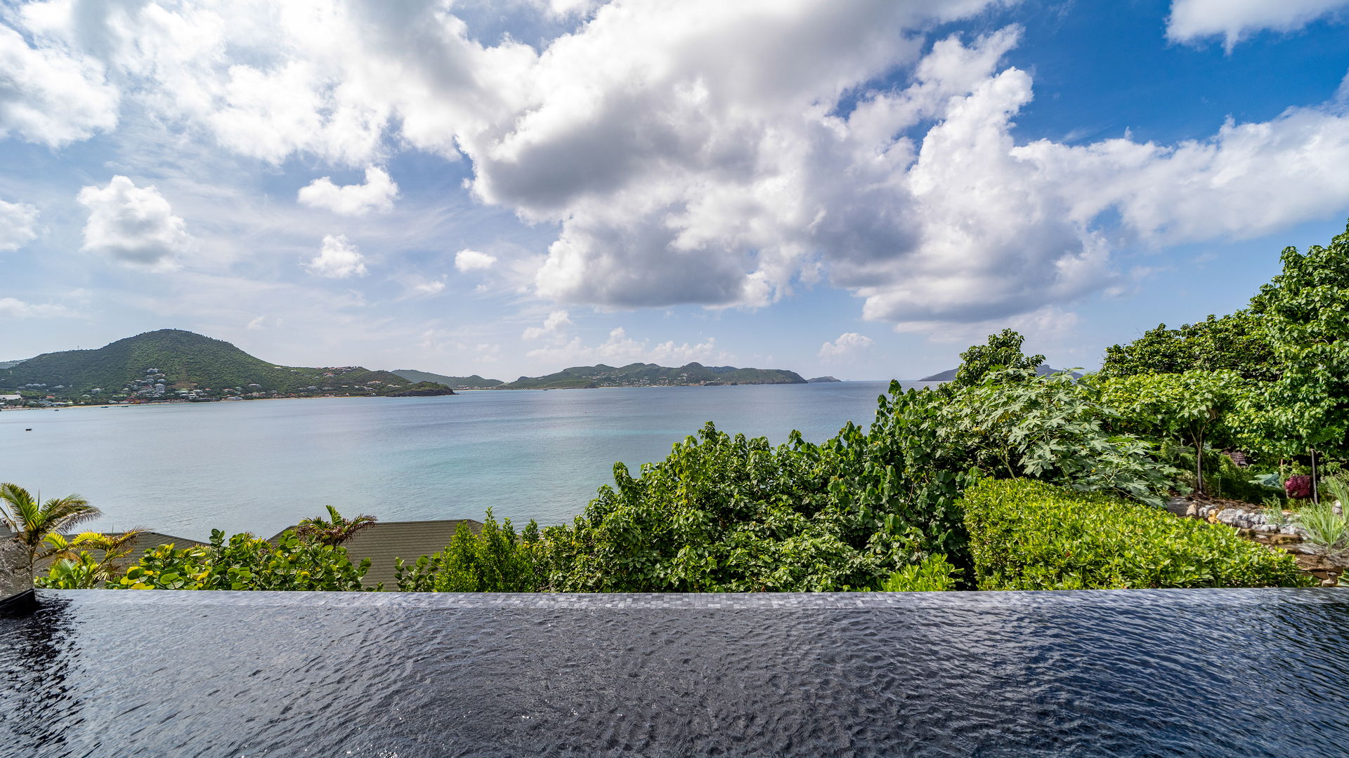POOL & TERRACE