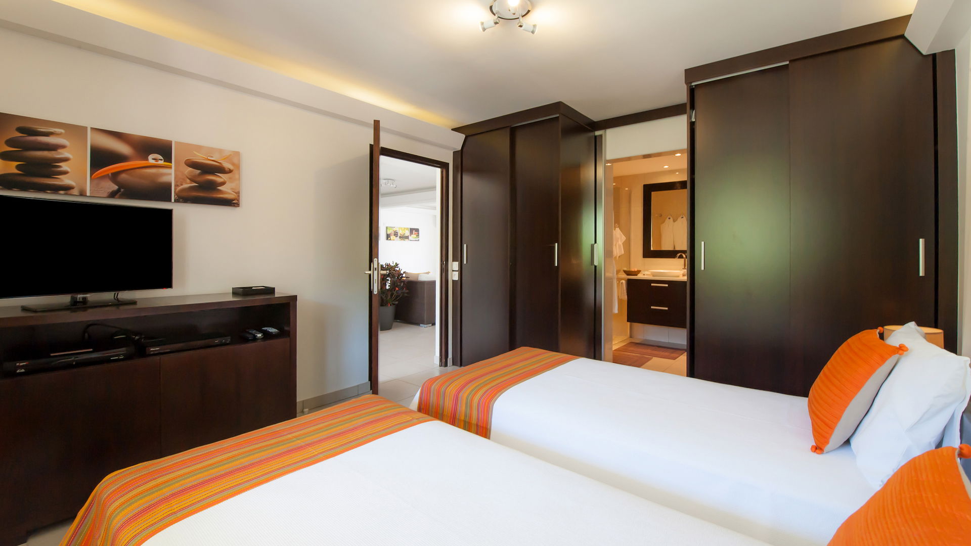 BEDROOM 2