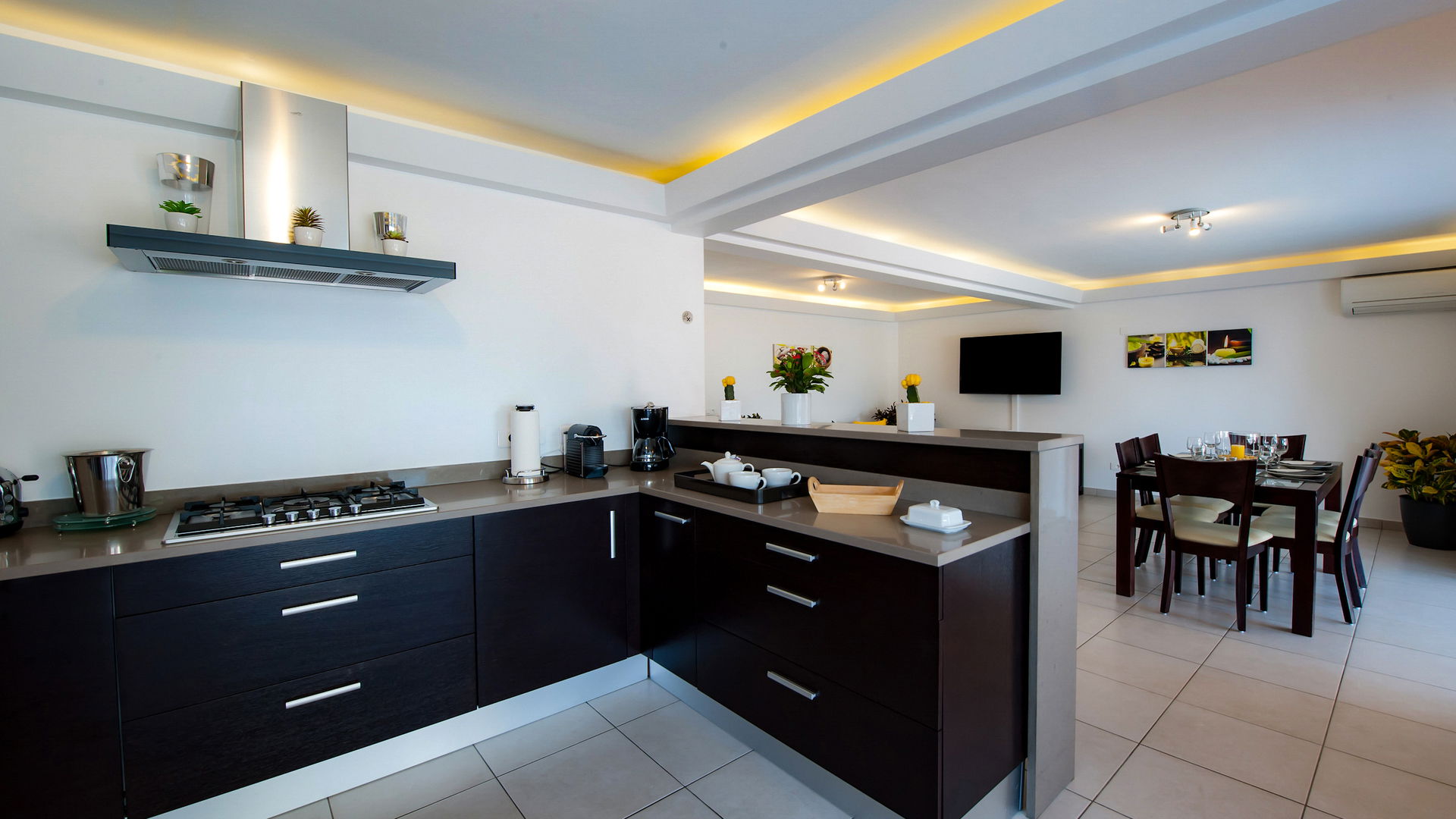 KITCHEN & DINING AREA