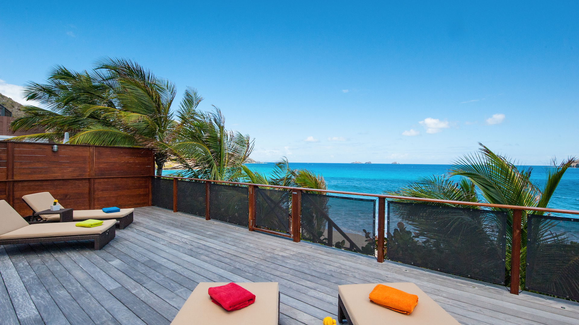 OUTDOOR LOUNGE AREA