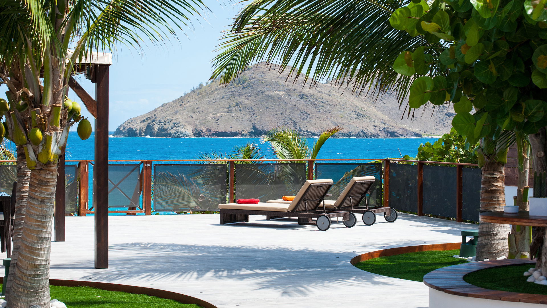 OUTDOOR LOUNGE AREA